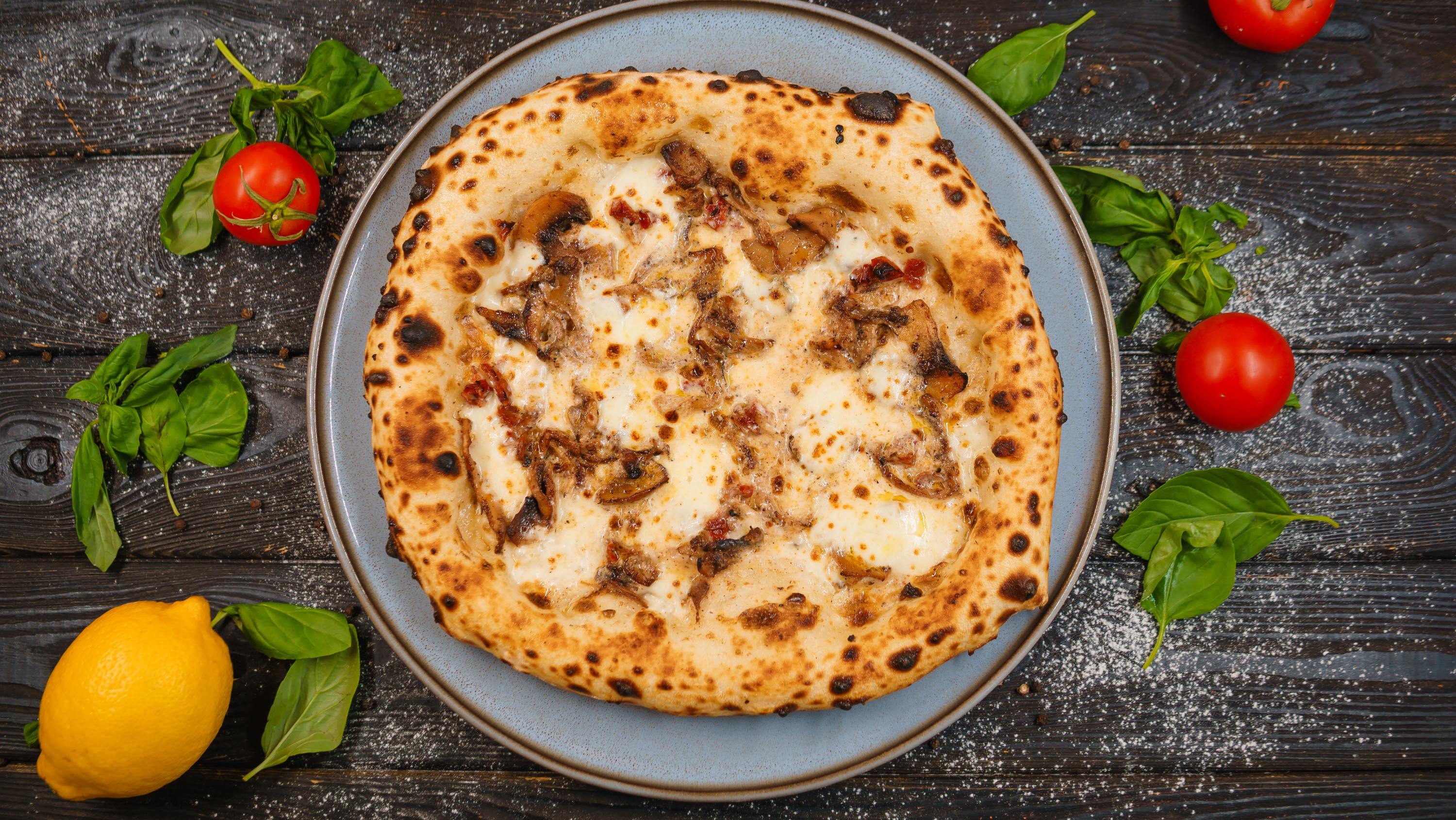 Неаполитанская пицца с грибами