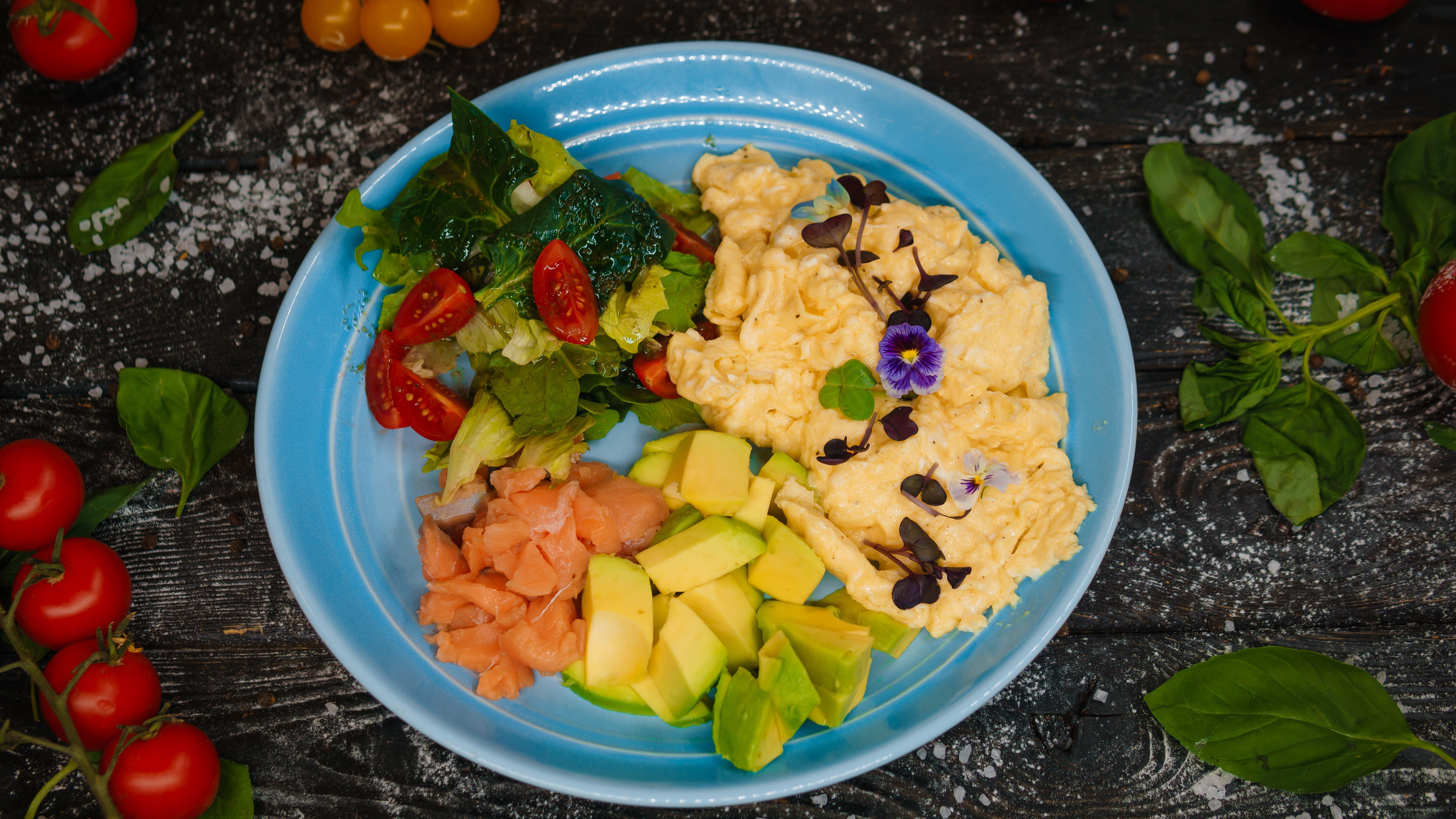 Скрембл с авокадо и лососем