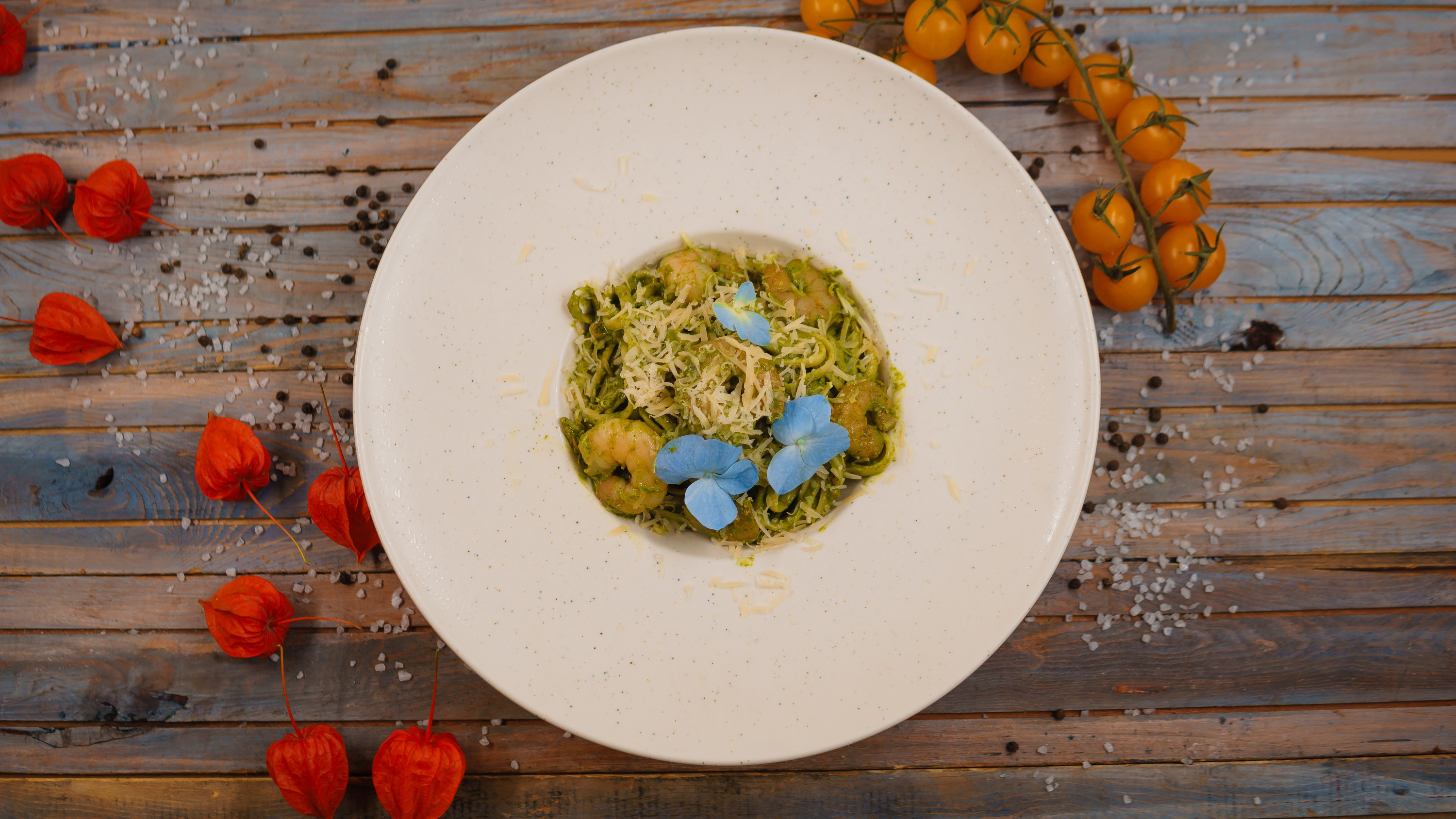 Лингвини с креветками и соусом песто