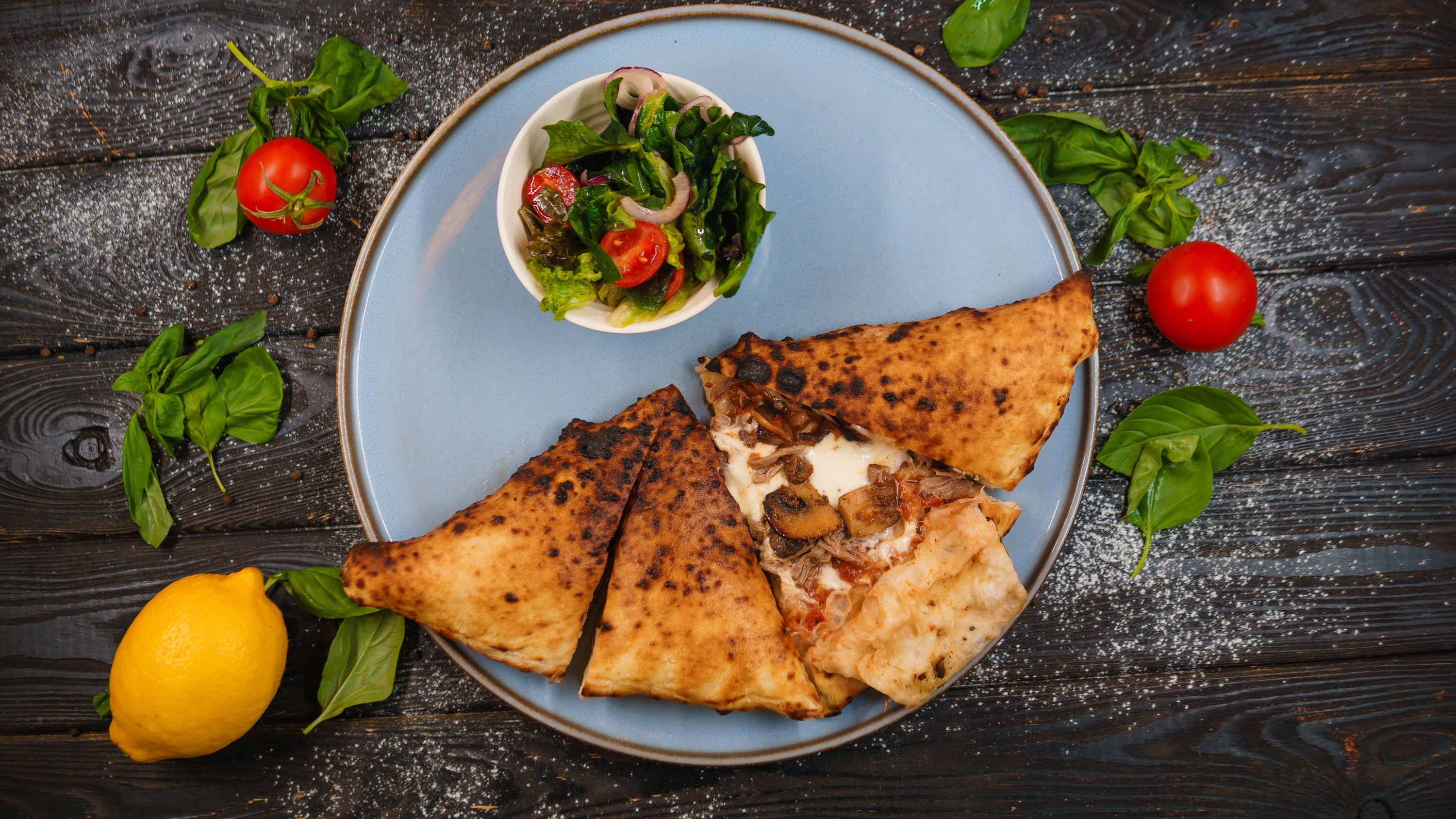 Пицца кальцоне с томленным мясом