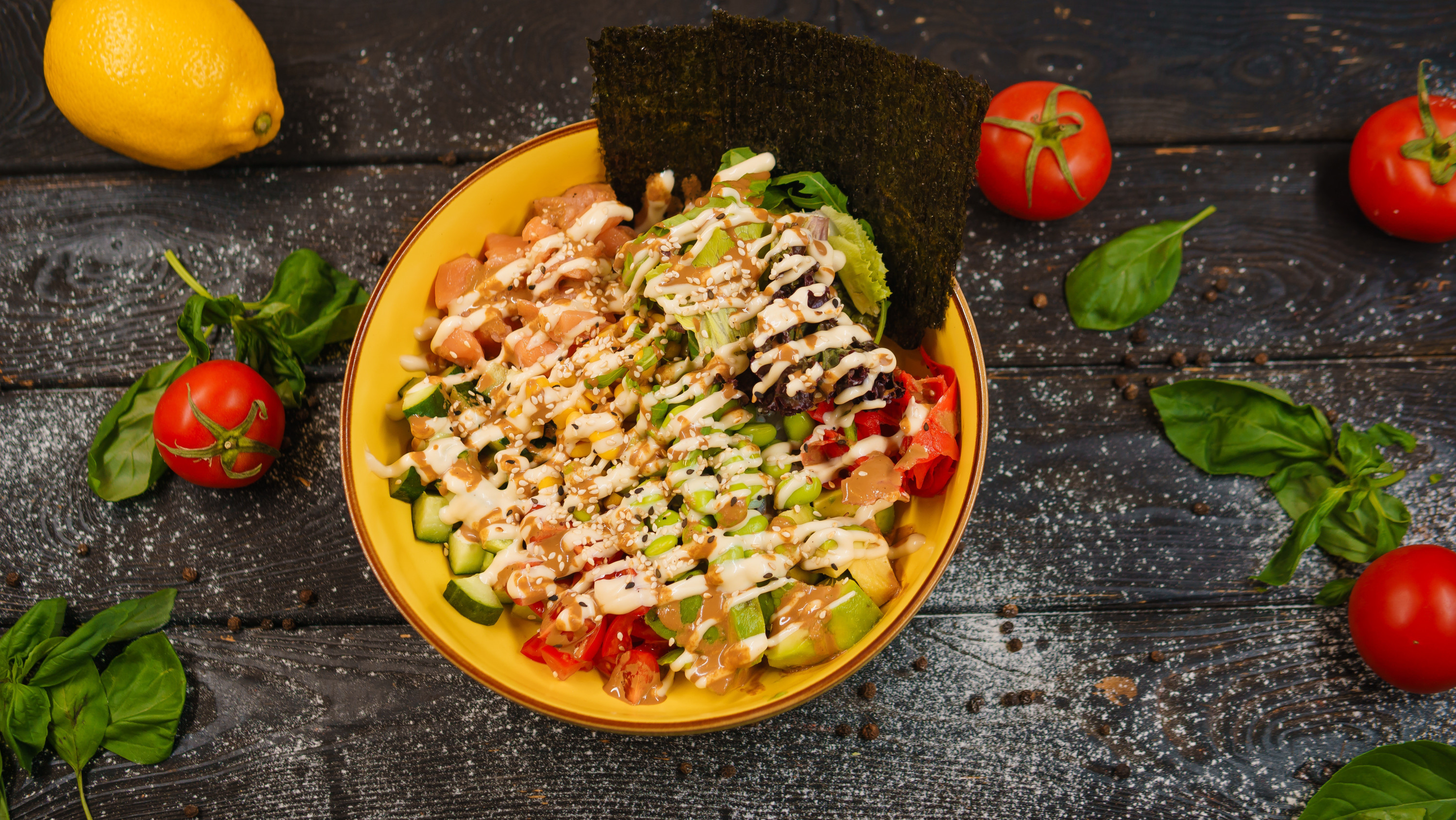 Боул со слабосолёным лососем